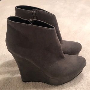 Platform grey suede booties